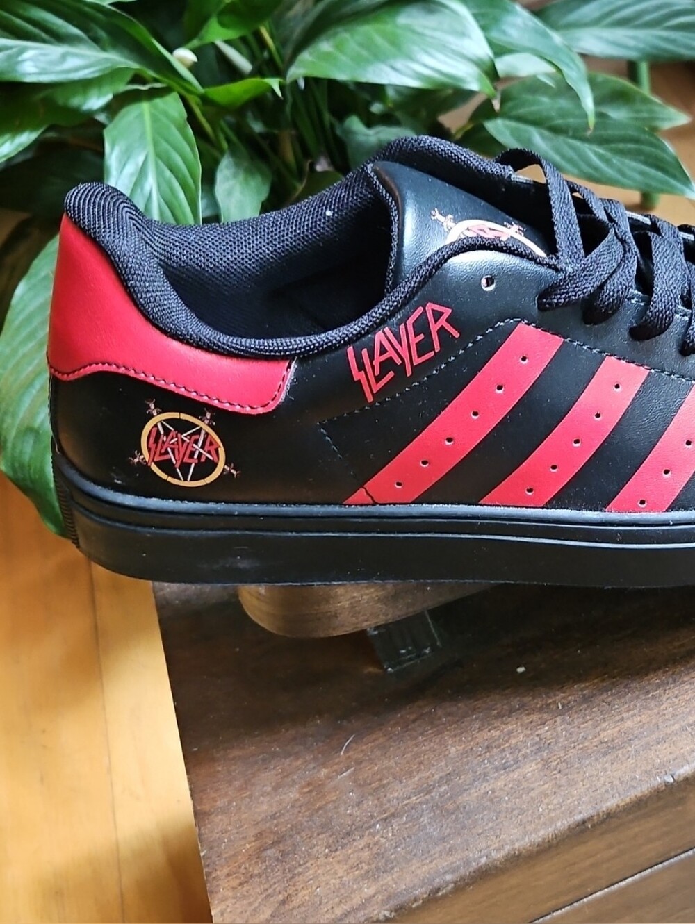 Slayer NWOT W10 M8.5  Black/Red Skate Sneaker